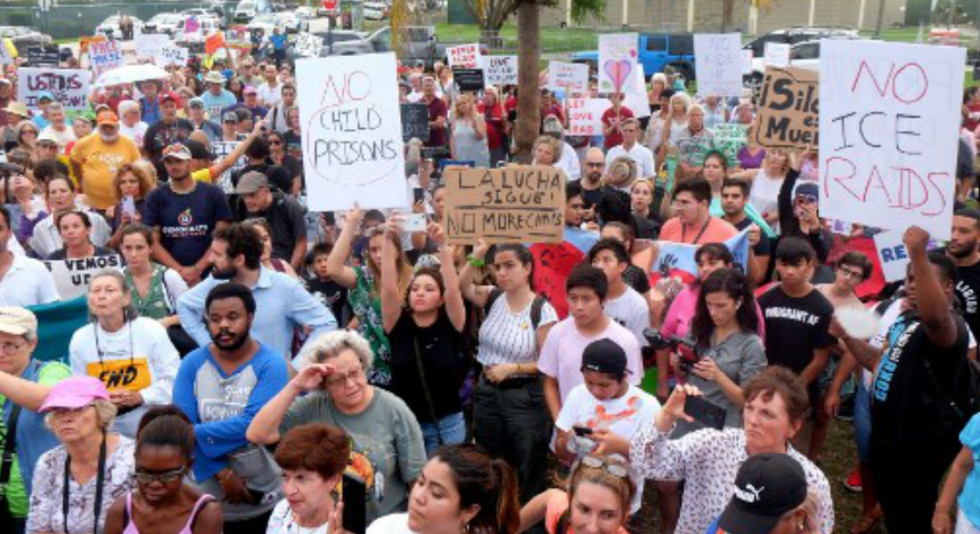 Protestan contra «aberrante» campo para niños inmigrantes en Florida