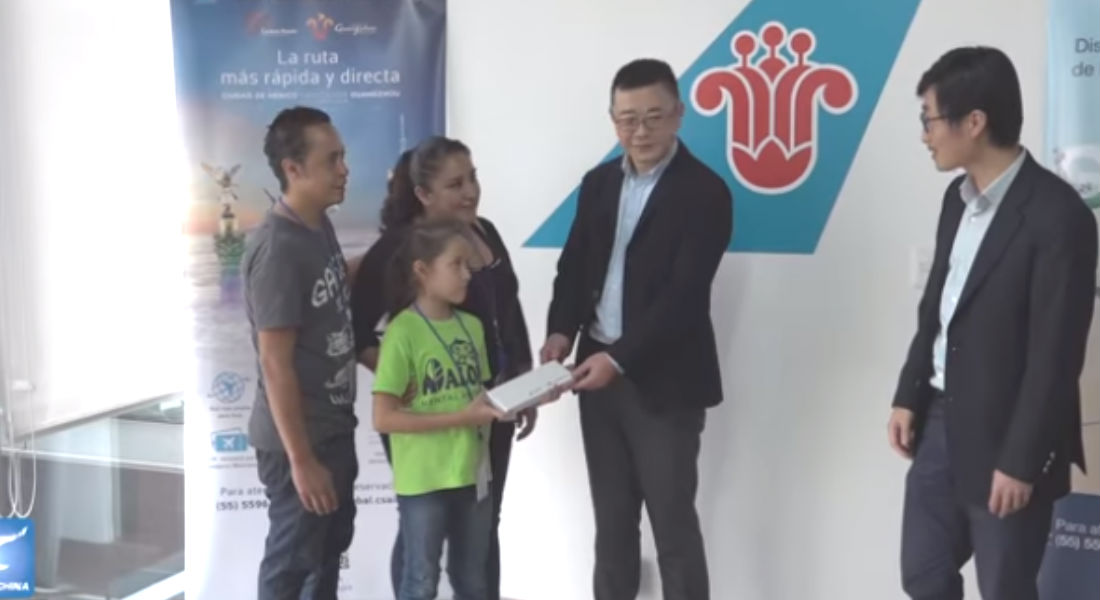 VIDEO: Aerolínea china apoya a niña mexicana para ir a concurso de aritmética