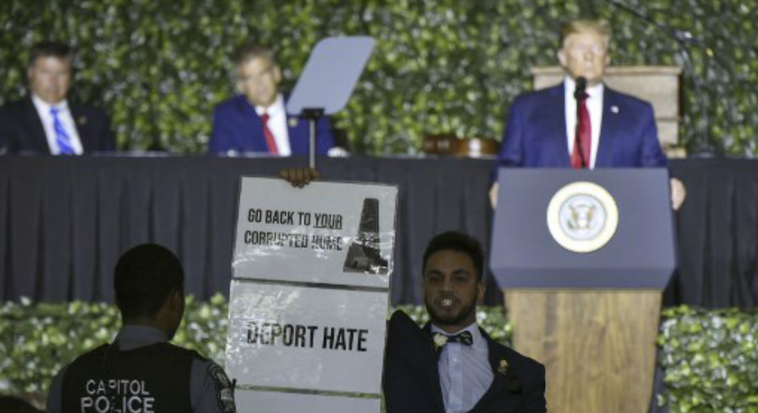 Joven palestino interrumpe discurso de Trump y lo cataloga de racista