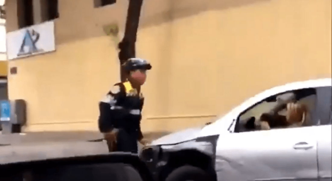 VIDEO: Por poco atropella a policías y la apodan #LadyLoca