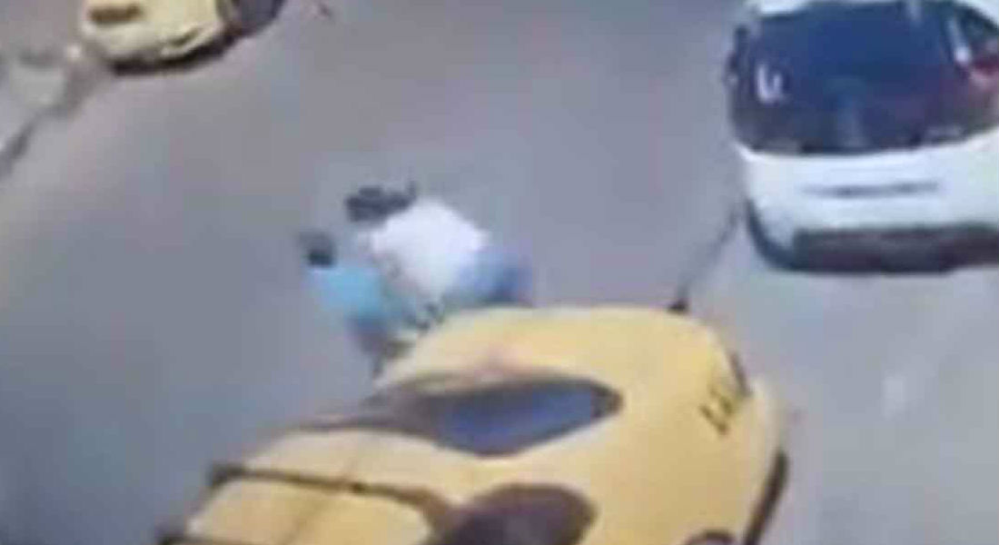 VIDEO: Soltó a su pequeño hijo por un segundo y lo atropellan