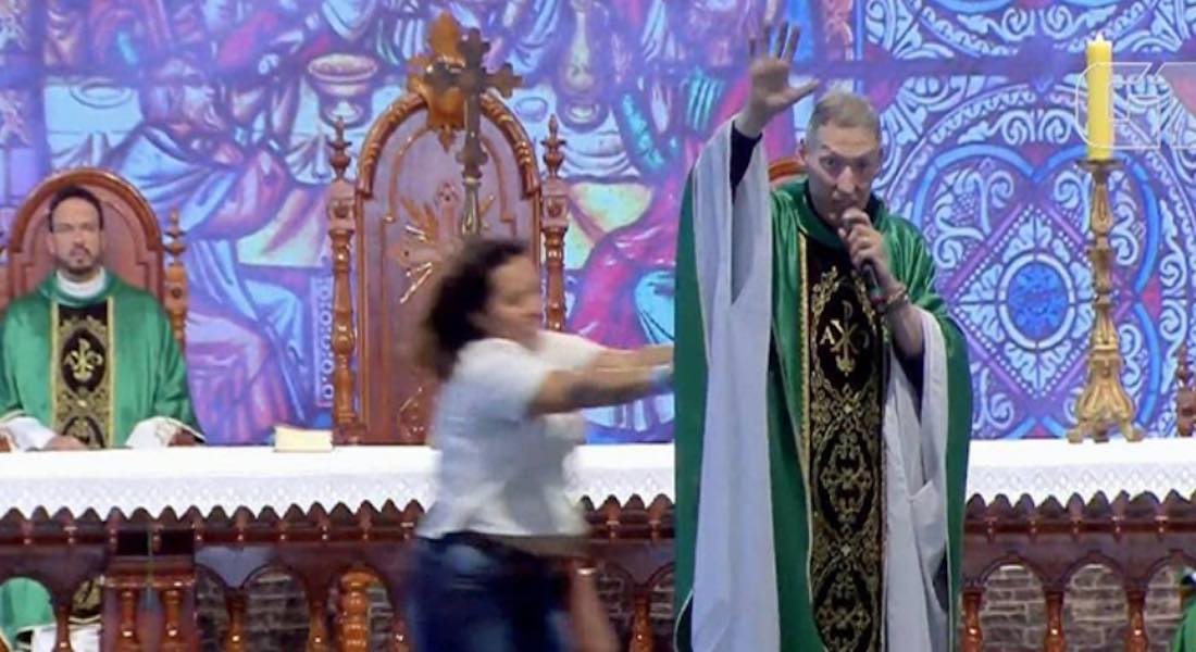 VIDEO: Avientan a sacerdote desde el altar