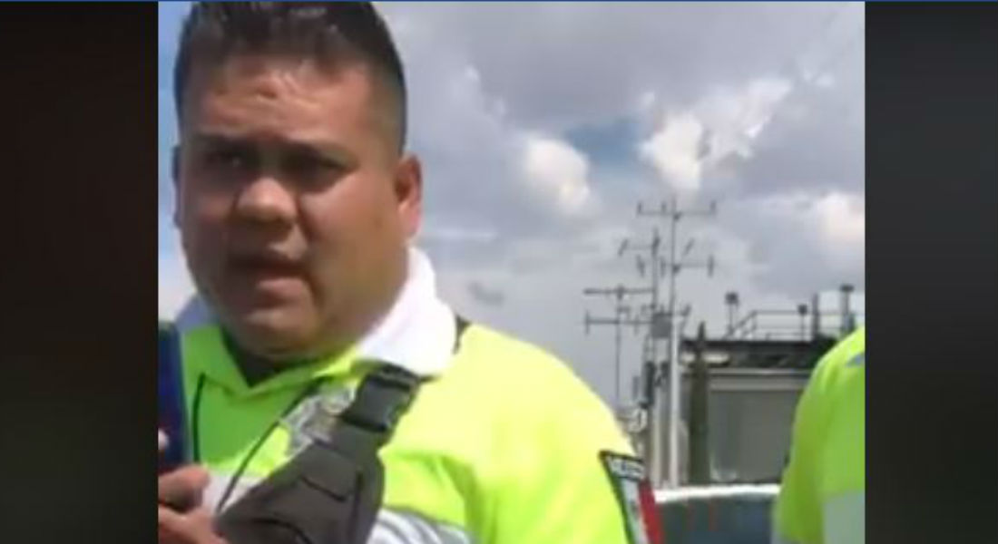 VIDEO: Policía de tránsito cachetea a un automovilista por reclamarle