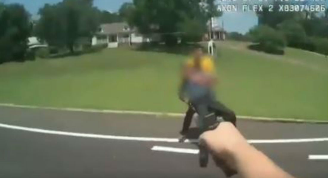 VIDEO: Hombre se enfrenta a policías con cuchillo y lo acribillan