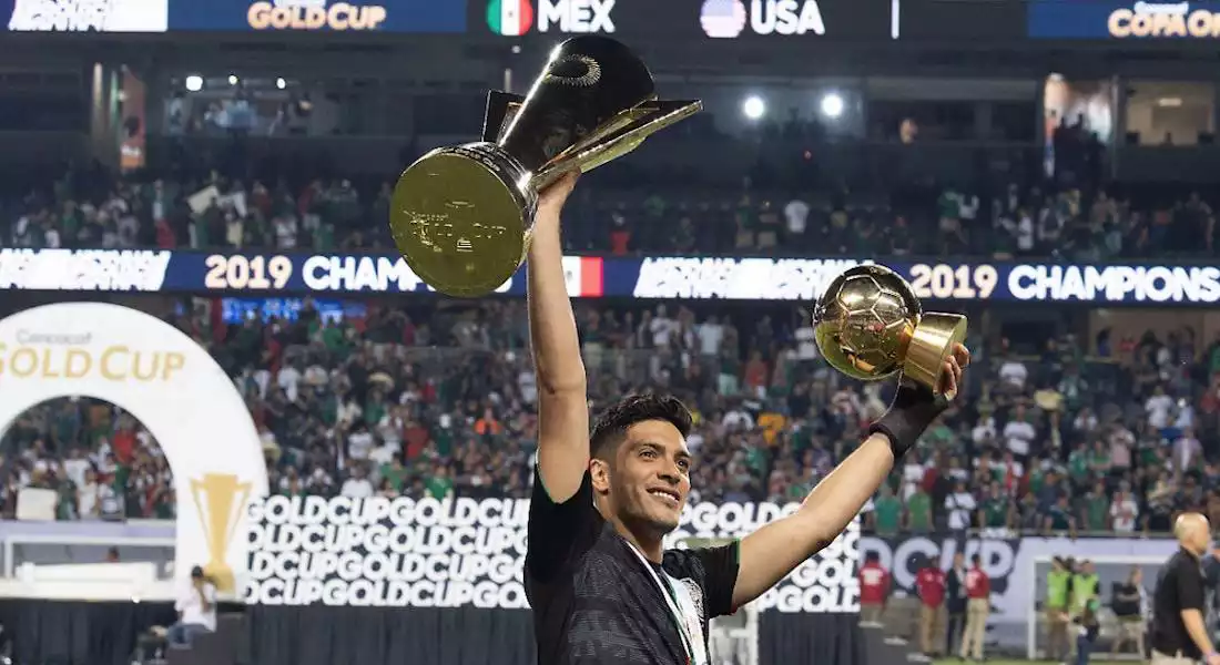 La novia de Raúl Jiménez lo defiende tras comparación con «Chicharito»