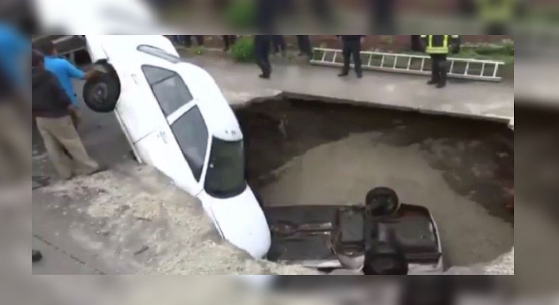 VIDEO: Socavón de tres metros se traga dos automóviles en Ecatepec