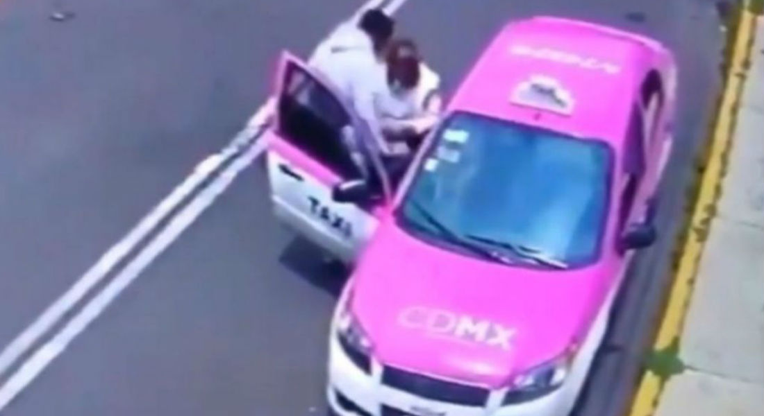 VIDEO: Taxista roba pertenencias a una mujer en silla de ruedas