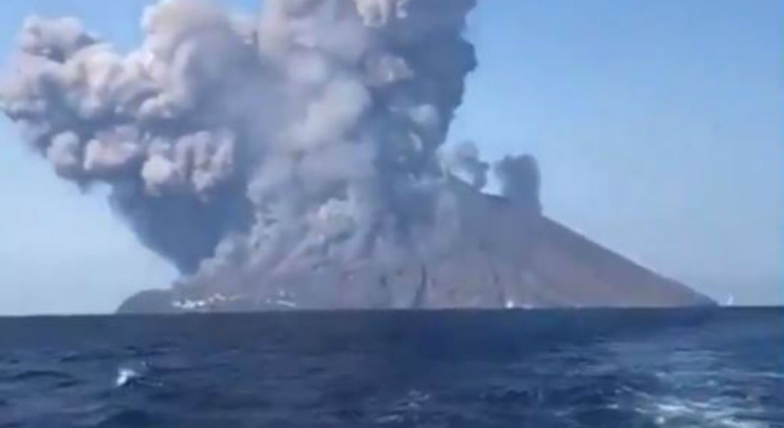VIDEO: Turistas huyen de la erupción del volcán Stromboli en Italia