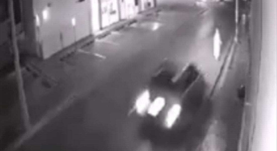 VIDEO: A toda velocidad, sujeto atropella a anciana