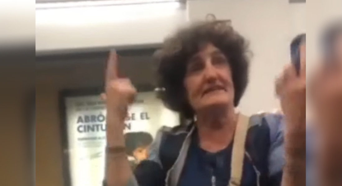 VIDEO: Maestra llama «monos de mierda» a chicos en un tren
