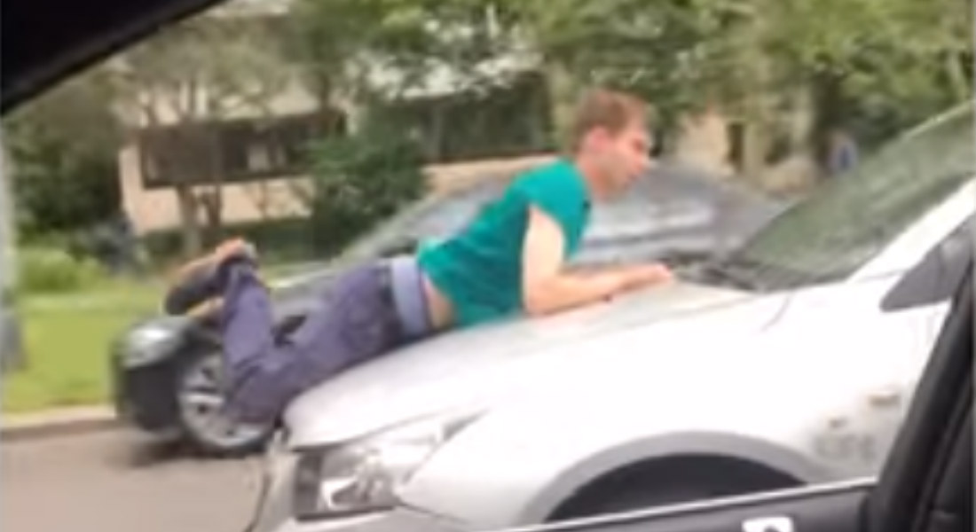 VIDEO: Acosador se cuelga del auto de mujer que no le hace caso