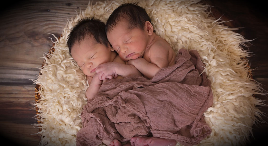 Clínica de fertilidad entrega bebés equivocados a pareja asiática
