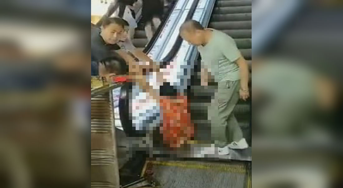 VIDEO: Mujer queda atrapada en las escaleras eléctricas. Perdió la pierna