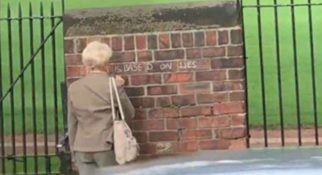 VIDEO: Sorprenden a abuelita grafitera haciendo pintas en una escuela
