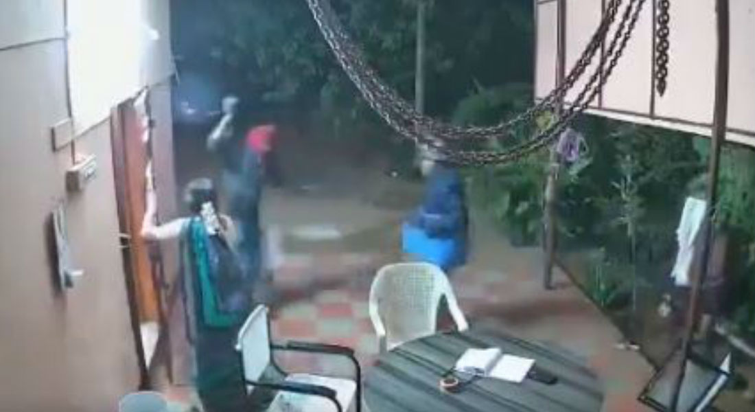 VIDEO: Pareja de ancianos ahuyenta a ladrones a sillazos