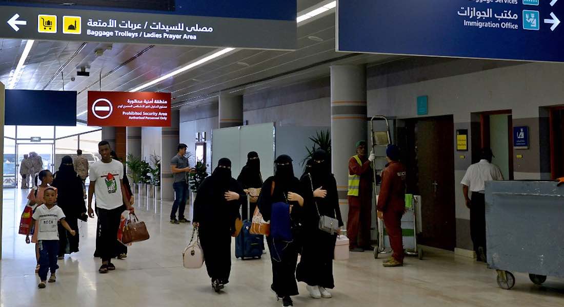 Mujeres de Arabia Saudita ya podrán viajar sin autorización de un hombre