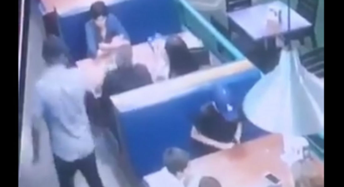 VIDEO: Ante mujeres y niños asesinan a hombre en restaurante de Sonora