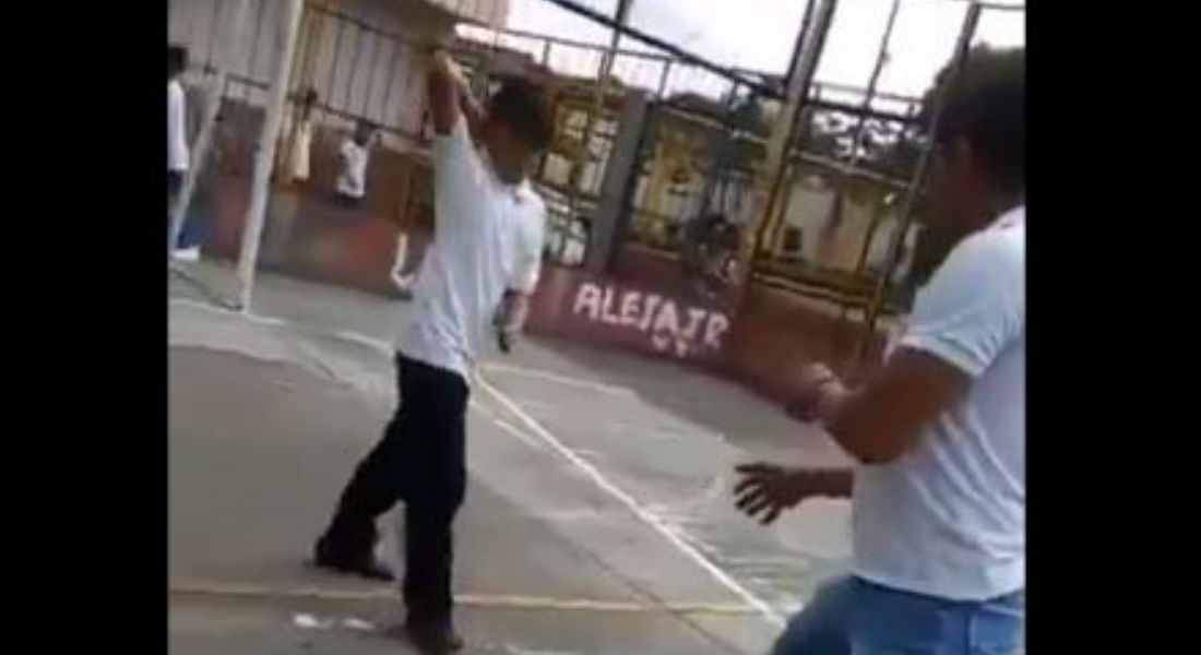VIDEO: Alumno de 13 años ataca a profesor con un cuchillo