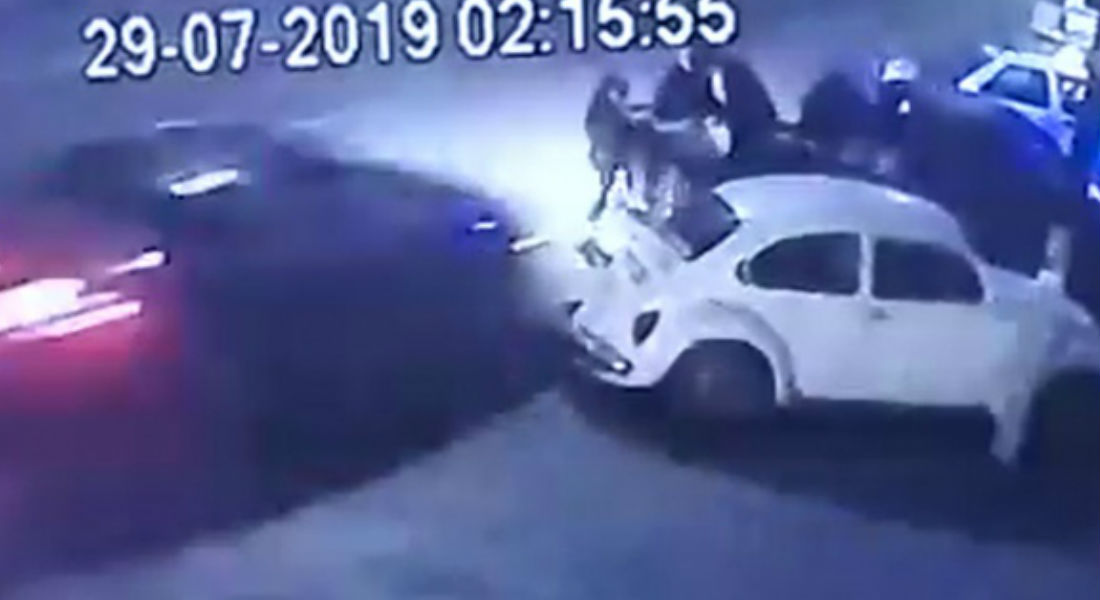 VIDEO: Automóvil arrolla a familia en Aguascalientes