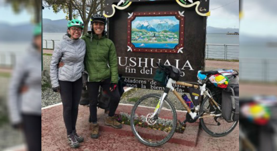 Con bicicletas de bambú, dos ciclistas mexicanos viajan al fin del mundo