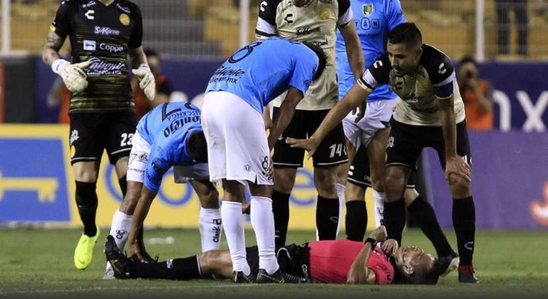 VIDEO: Cae desplomado el árbitro del Dorados contra Venados en el Ascenso MX