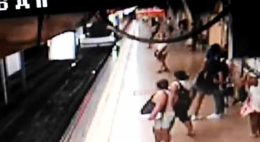 VIDEO: Empujan a un joven a las vías del metro en España