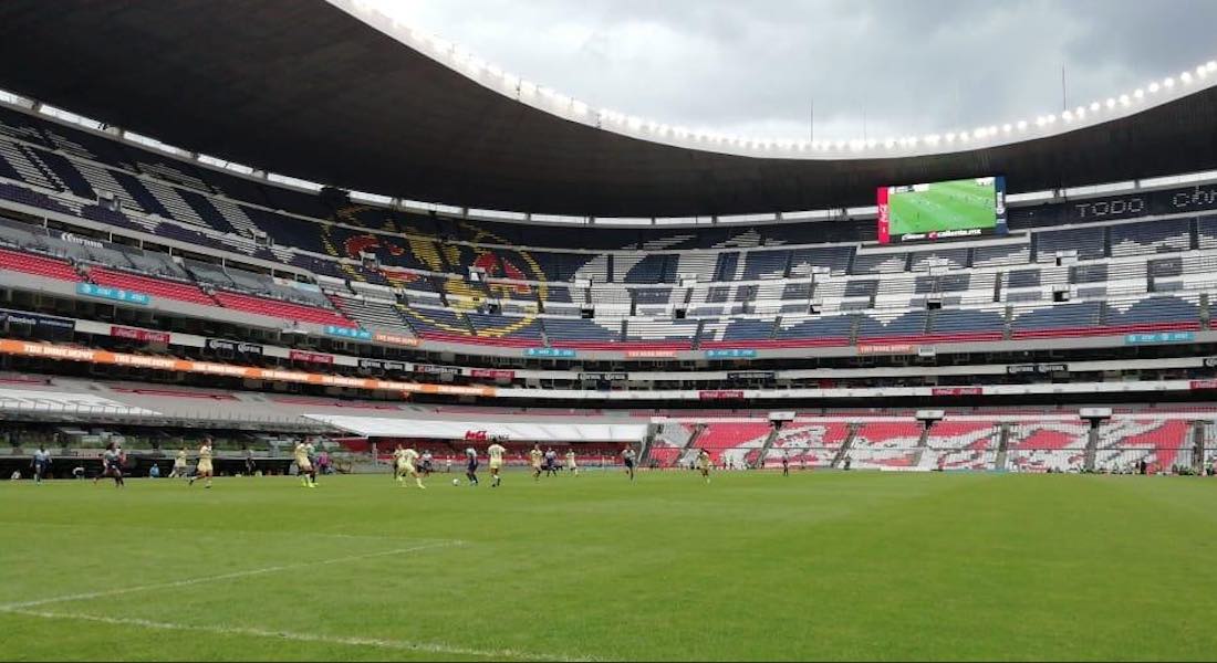 Vendedores de cerveza en el Estadio Azteca reclaman pésimas condiciones de trabajo