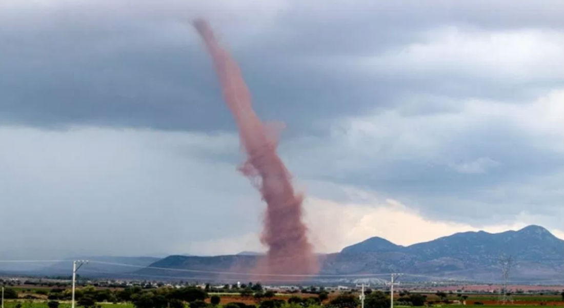 VIDEO: Enorme tornado sorprende a habitantes de Zacatecas