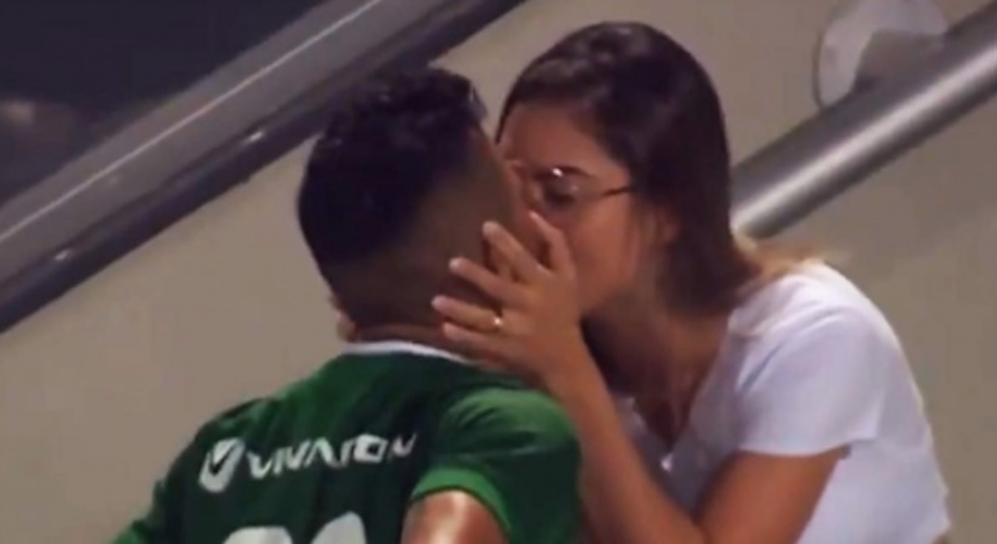 VIDEO: Wanderson anota gol, corre a las gradas a festejar con su novia, regresa y anulan el gol
