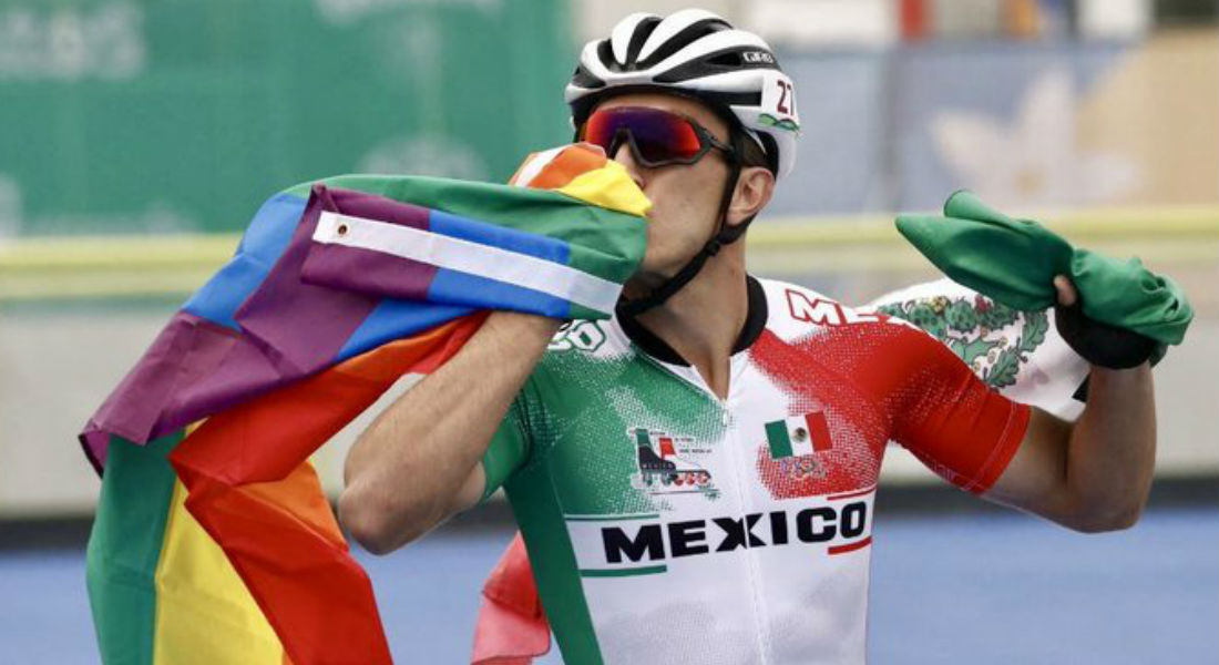 Patinador mexicano gana bronce y celebra ondeando la bandera LGBT
