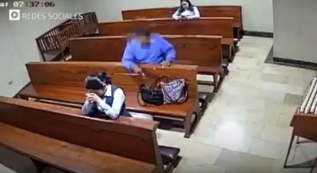 VIDEO: Hombre se persigna y luego procede a robar celular en iglesia