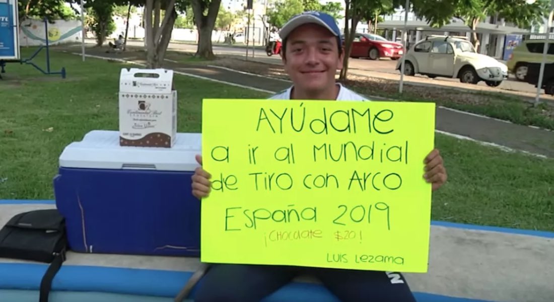 VIDEO: Arquerista mexicano vende chocolates para costear el Mundial de España