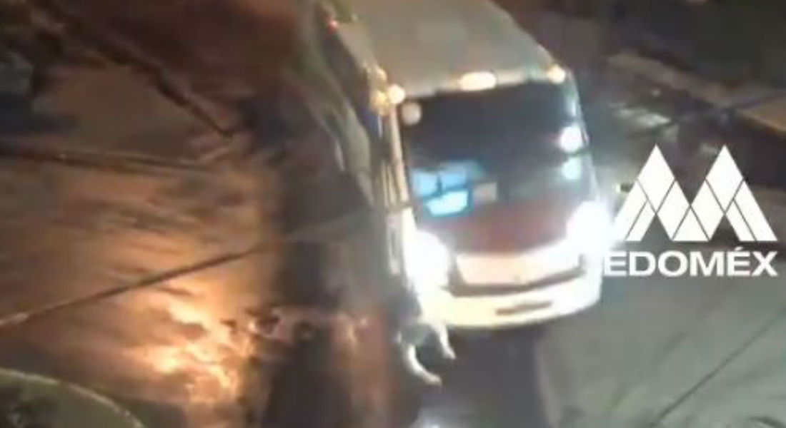 VIDEO: Microbús atropella a ciclista en Metepec; chofer escapa