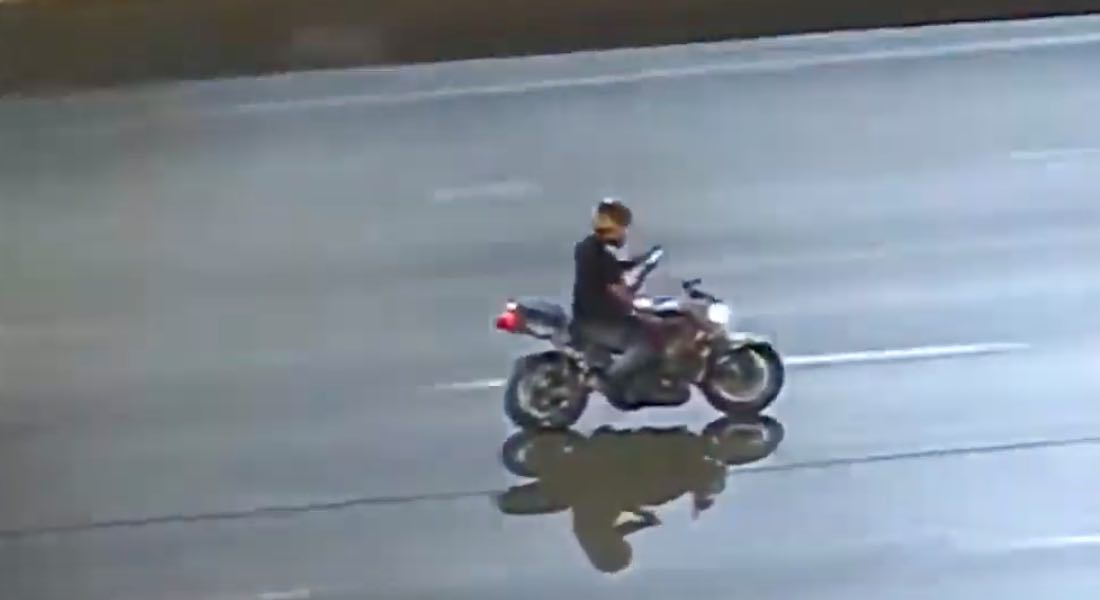 VIDEO: Motociclista perseguido por la policía saca su celular ¡para chatear!