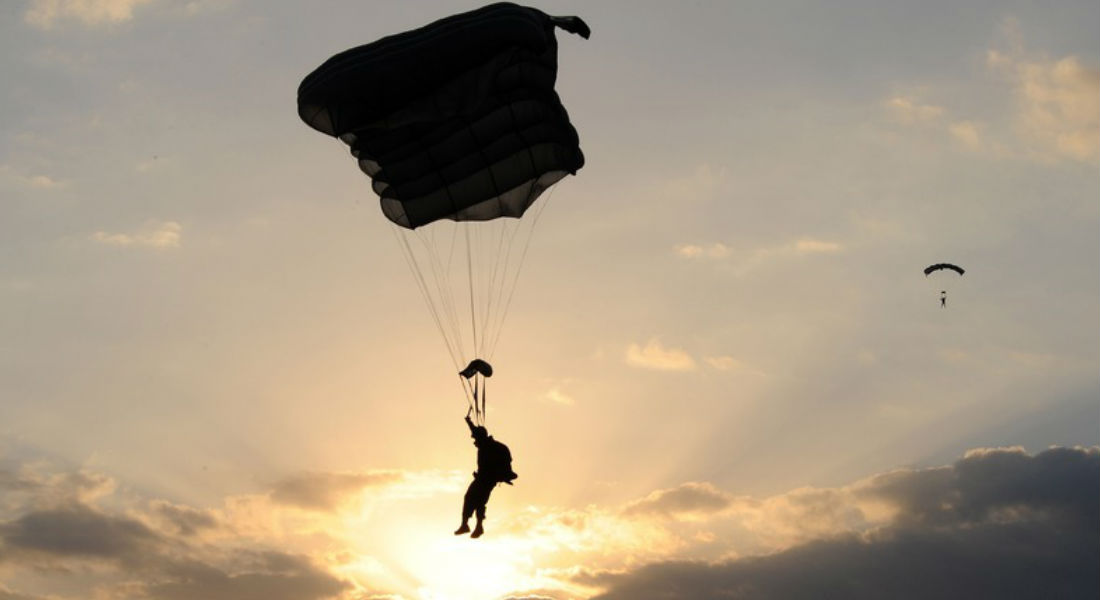 VIDEO: Parapentista se enreda con las cuerdas del paracaídas y muere