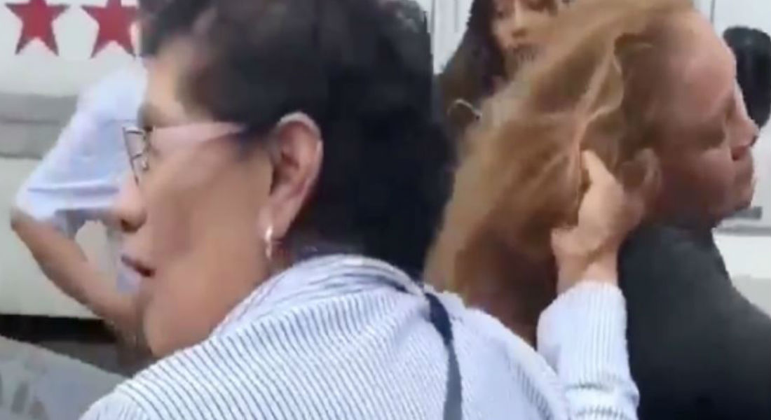 VIDEO: Mujer de la tercera edad golpea a otra en conflicto vial