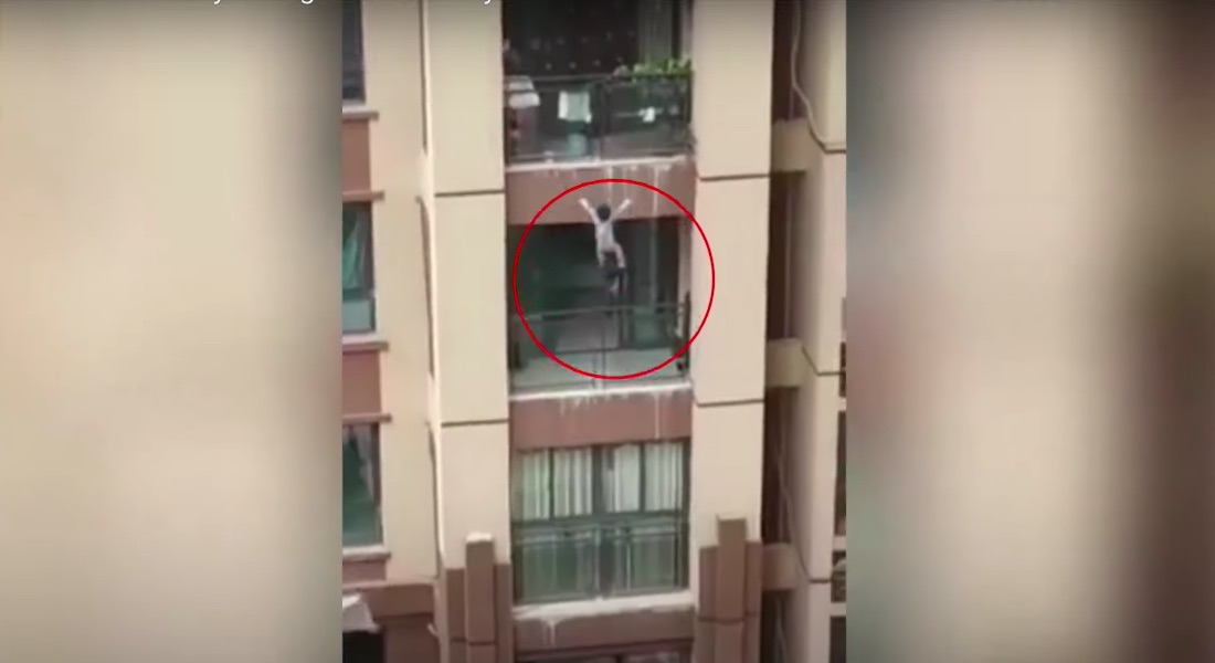 VIDEO: Vecinos se unen para salvar a niño de 3 años que cae de un quinto piso