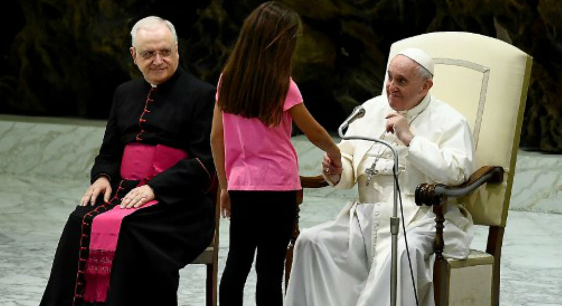 VIDEO: Niña interrumpe al Papa Francisco y se gana el corazón de Internet