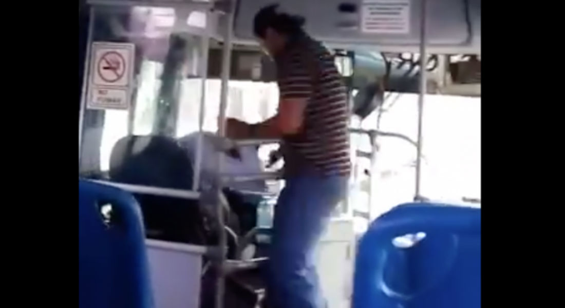 VIDEO: Pasajero da paliza a chófer porque no lo bajó donde él quería