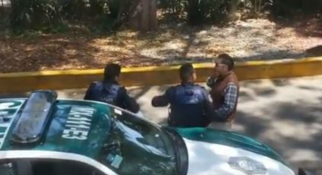 VIDEO: Policía corrupto de la CDMX se persigna tras recibir “mordida”