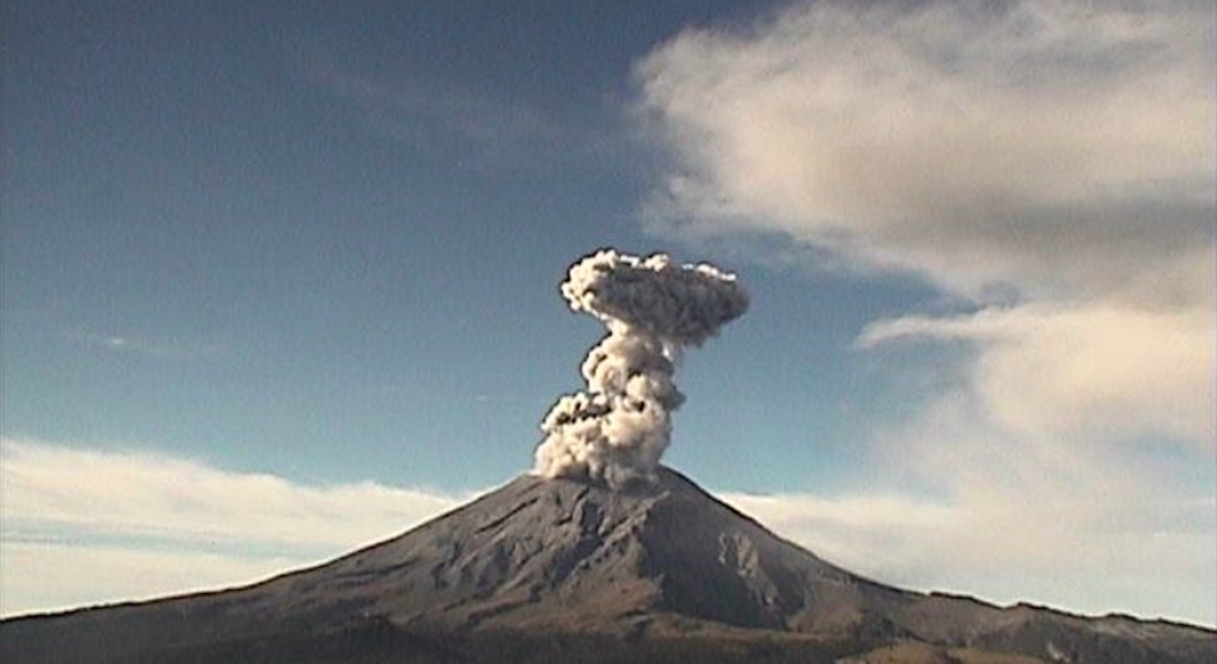 VIDEO: Volcán Popocatépetl despierta con impresionante fumarola