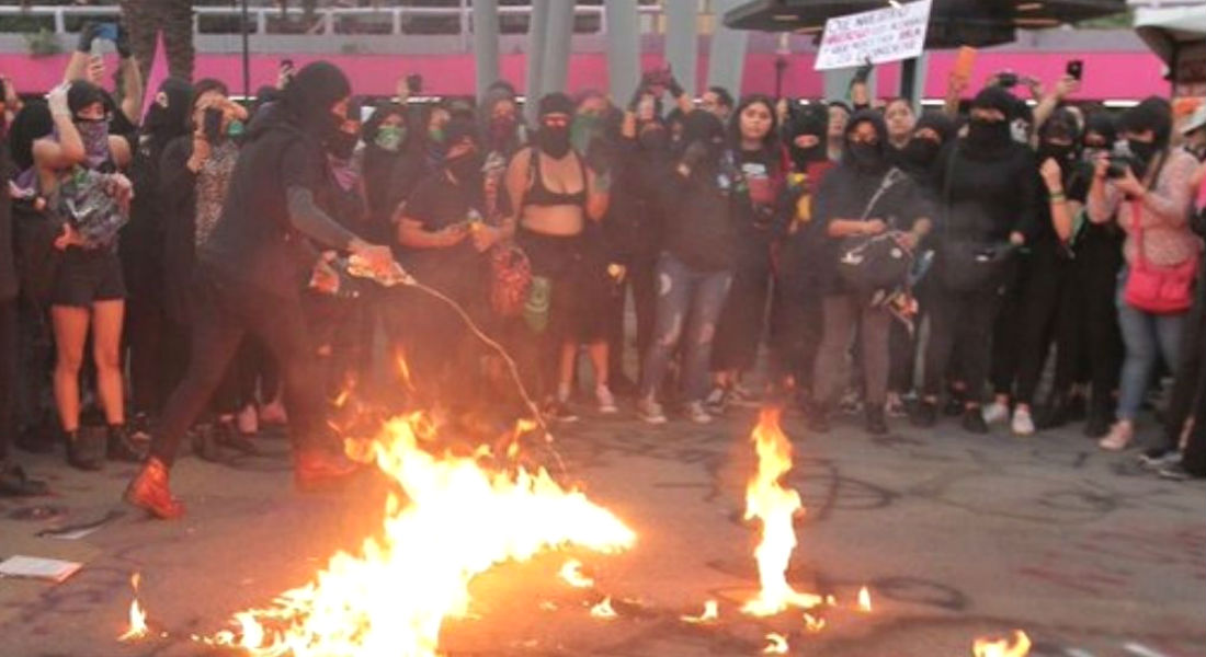 Supuesto empleado de la Fiscalía General sugiere incendiar a mujeres que protestan