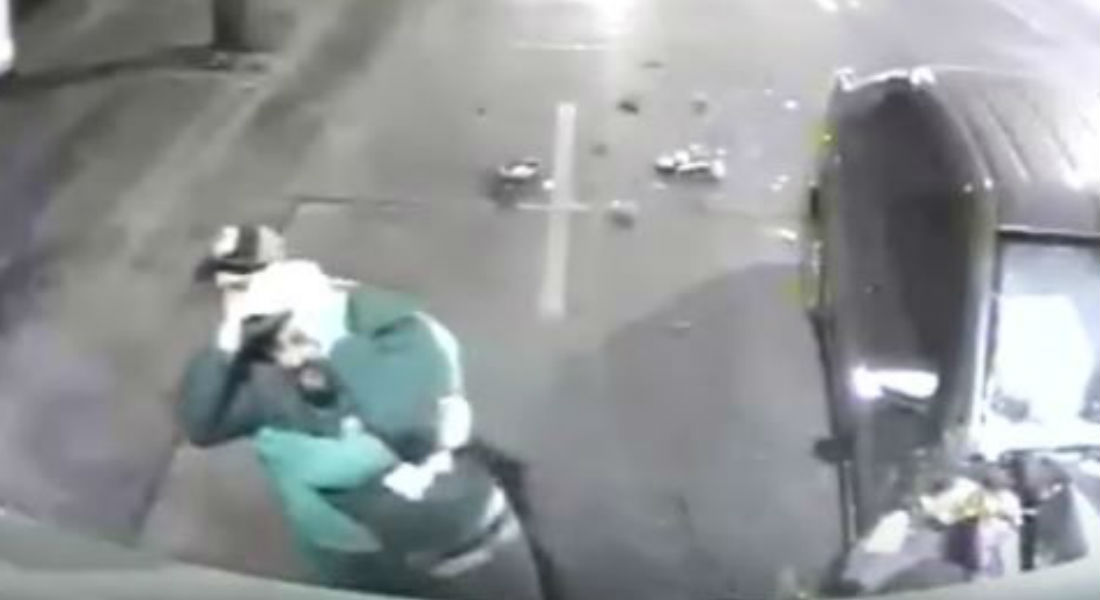 VIDEO: Recolector de basura pierde una pierna al ser embestido por un auto