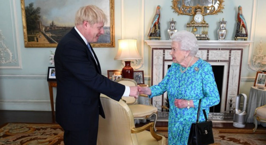 Reina Isabel aceptó propuesta de Boris Johnson de suspender el Parlamento