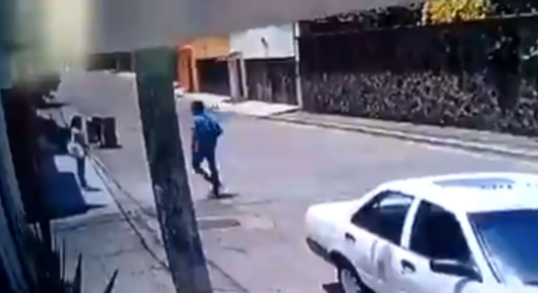 VIDEO: Taxista intenta secuestrar a una joven en Cuernavaca