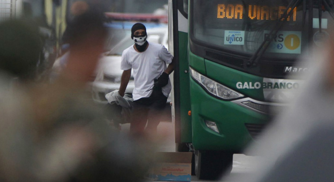 VIDEO: Tirador de élite mata a secuestrador de autobús y salva 37 rehenes