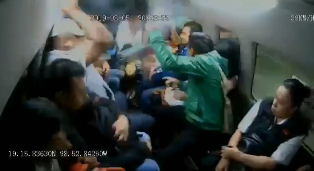 VIDEO: Asaltante dispara durante asalto a combi repleta