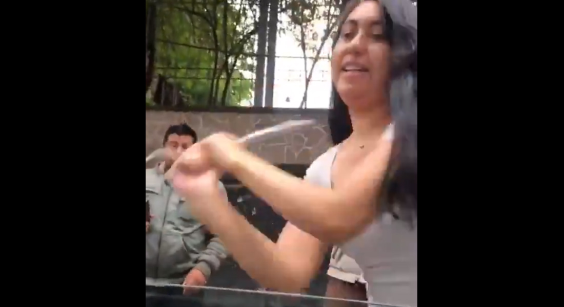 VIDEO: Tras leve choque, destroza auto y la bautizan como Lady Piñata