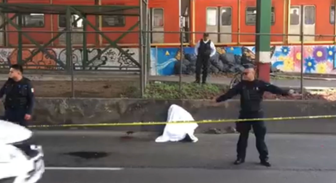 VIDEO: Asaltante muere; gente dice que linchado, policías que atropellado