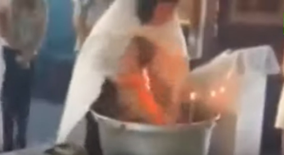 VIDEO: Cura maltrata de forma horrible a bebé durante bautizo